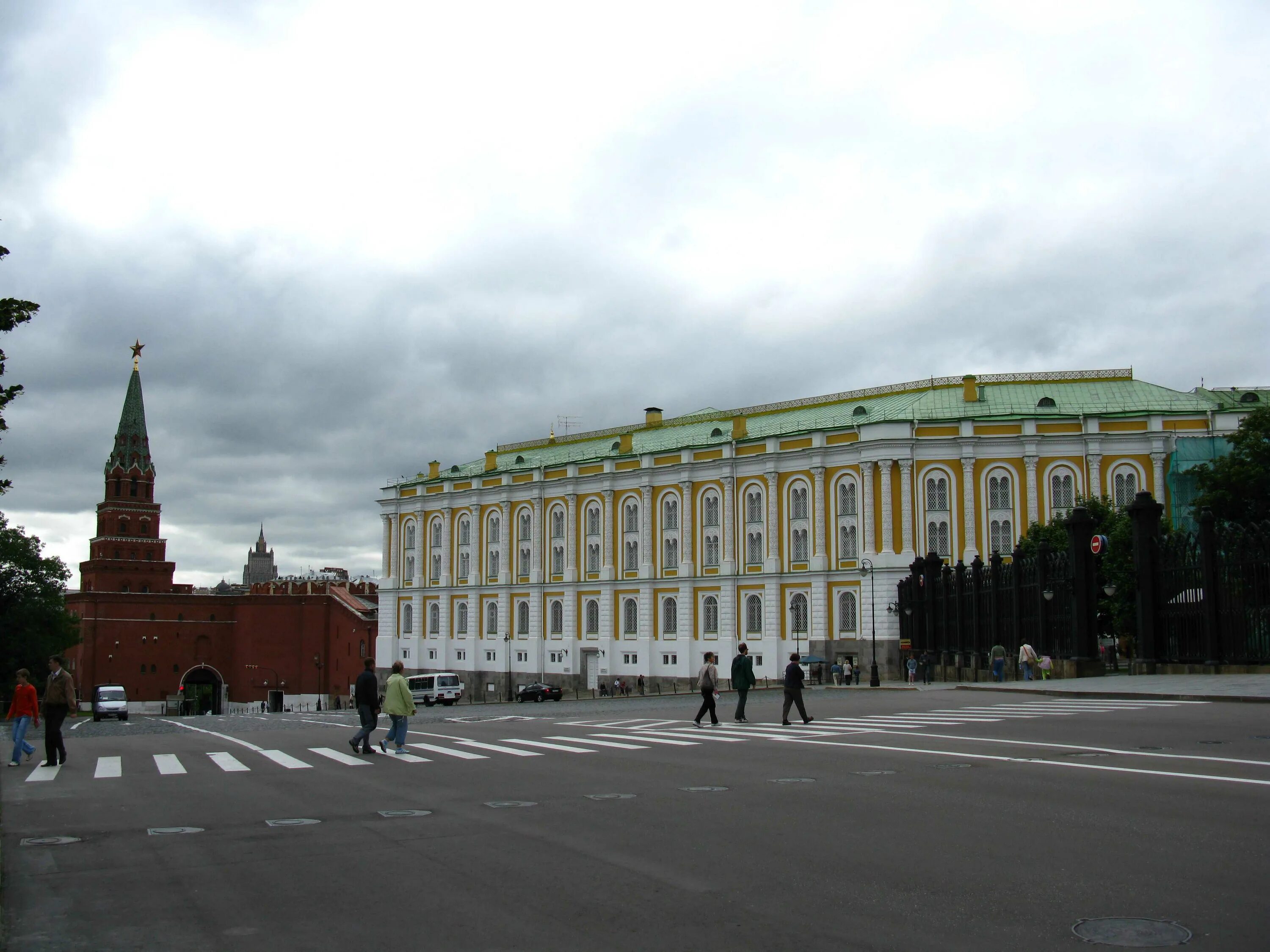 Оружейная палата Московского Кремля. Оружейная палата Московского Кремля здание. Большой Кремлевский дворец и Оружейная палата. Кремлевские фонды