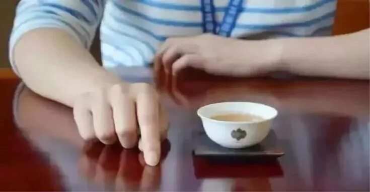Пальцами по столу. Постукивание пальцами по столу в Китае. Стучание пальцами по столу. Постукивание двумя пальцами по столу.