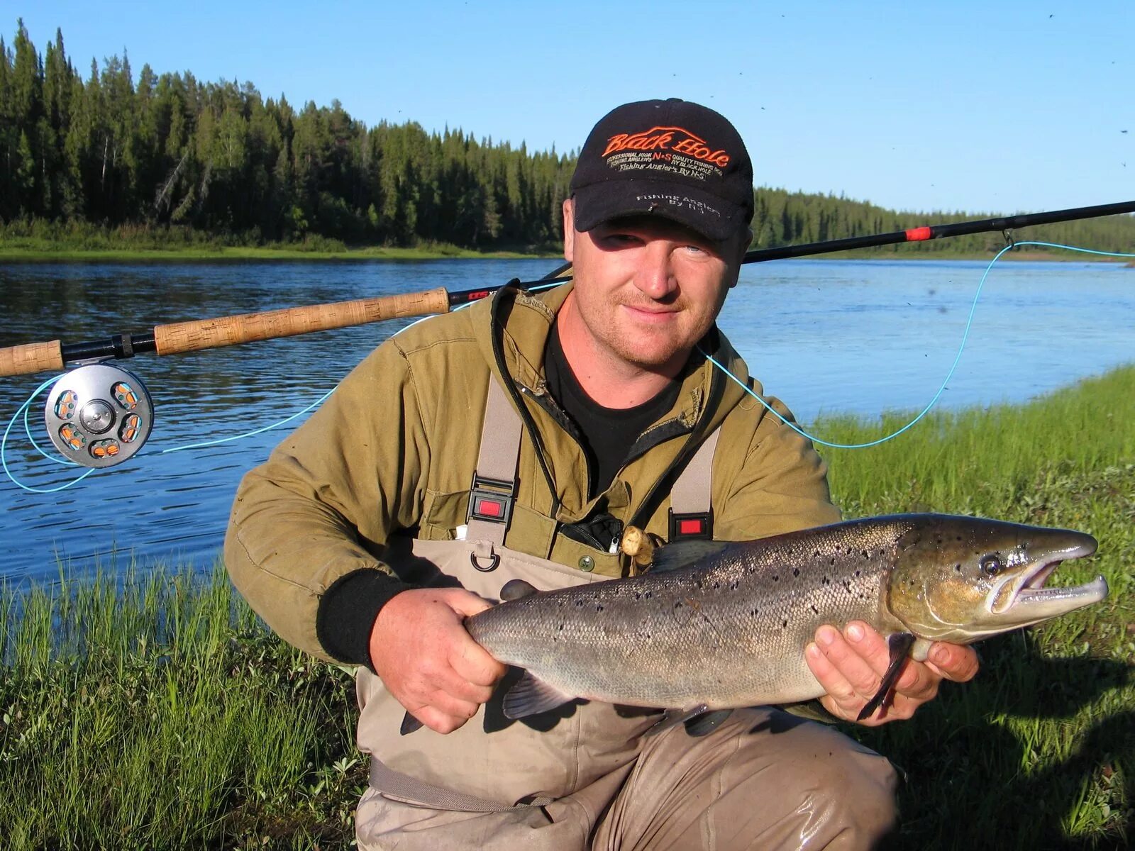 рыбак с рыбой. рыболов. лосось варзуга. рыболов. кафтинское озеро рыбалка.