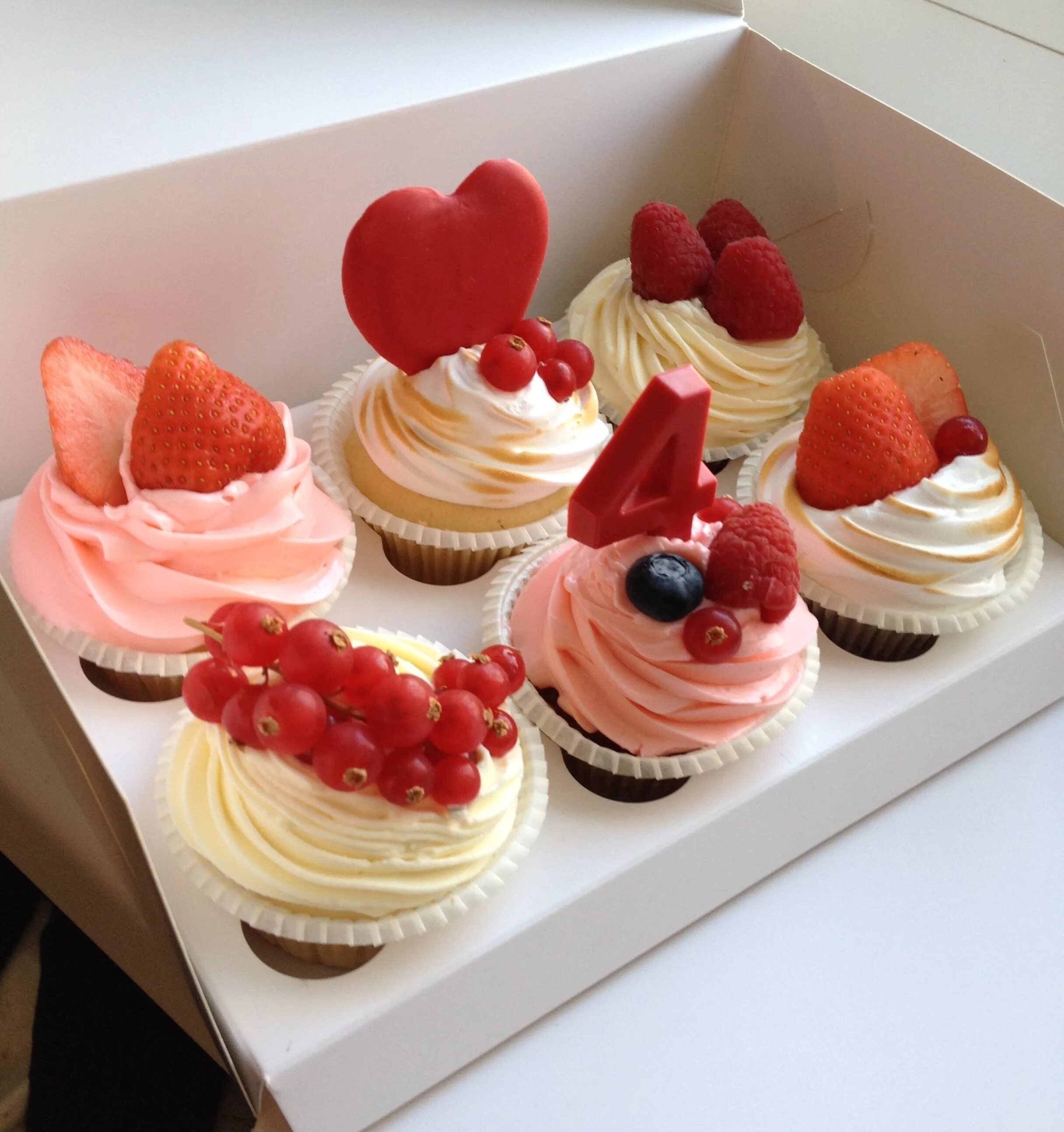 капкейки украшение крем чиз. как называются капкейки. маленькие тортики. украшение капкейков. как называются капкейки.