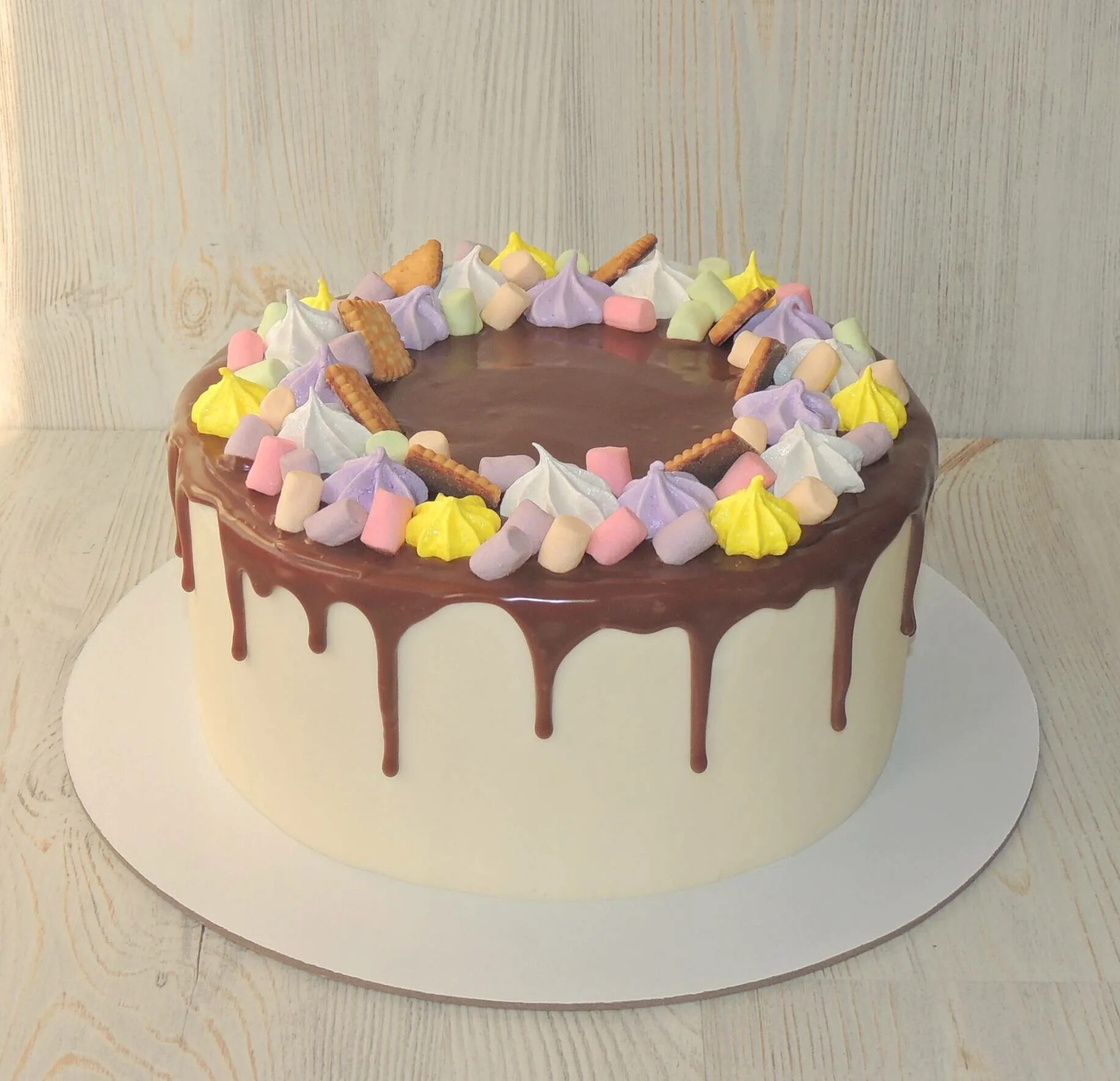 торт с подтеками. торт с подтеками. торт с подтеками шоколада. торт с подтеками. торт с шоколадными подд.