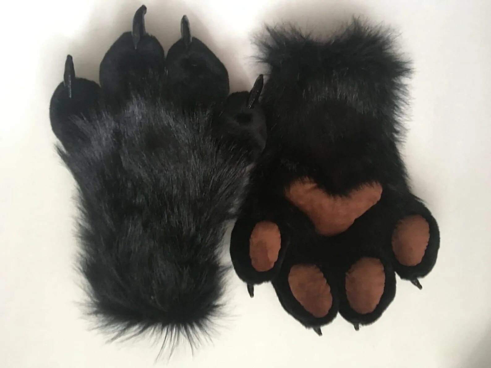 Как сделать лапки. Fursuit paws перчатки. фурсьют фурчатки. фурсьют фурчатки волк. фурсьют лапки фурчатки.
