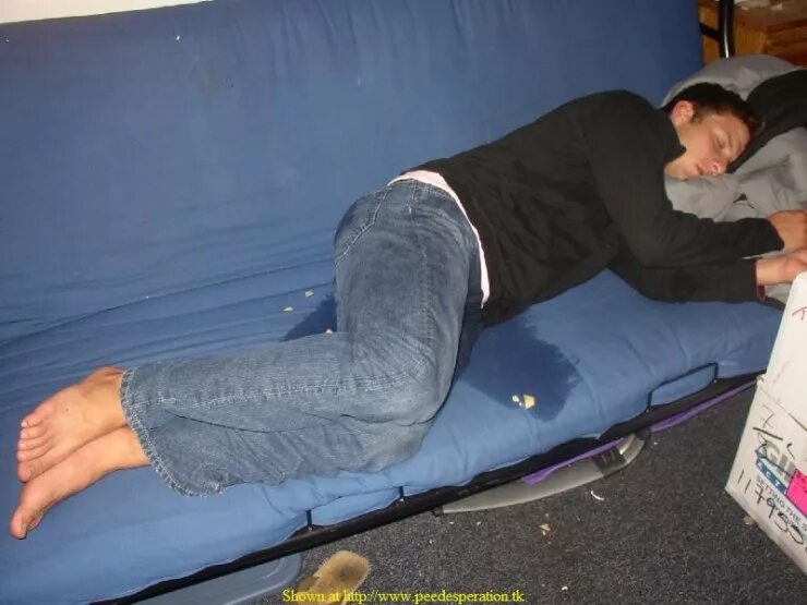 Sleep out drunk. Ступни спящих девушек. Пьяные девушки на кровати. Пьяные красивые девчонки. Ппьяяннныее сппящщие женщиныы.
