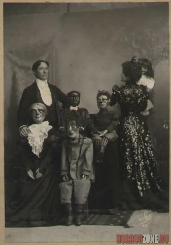 Старинные семейные снимки. Старые костюмы на Хэллоуин. Костюмы на Хэллоуин 19 века. Загадочная семья