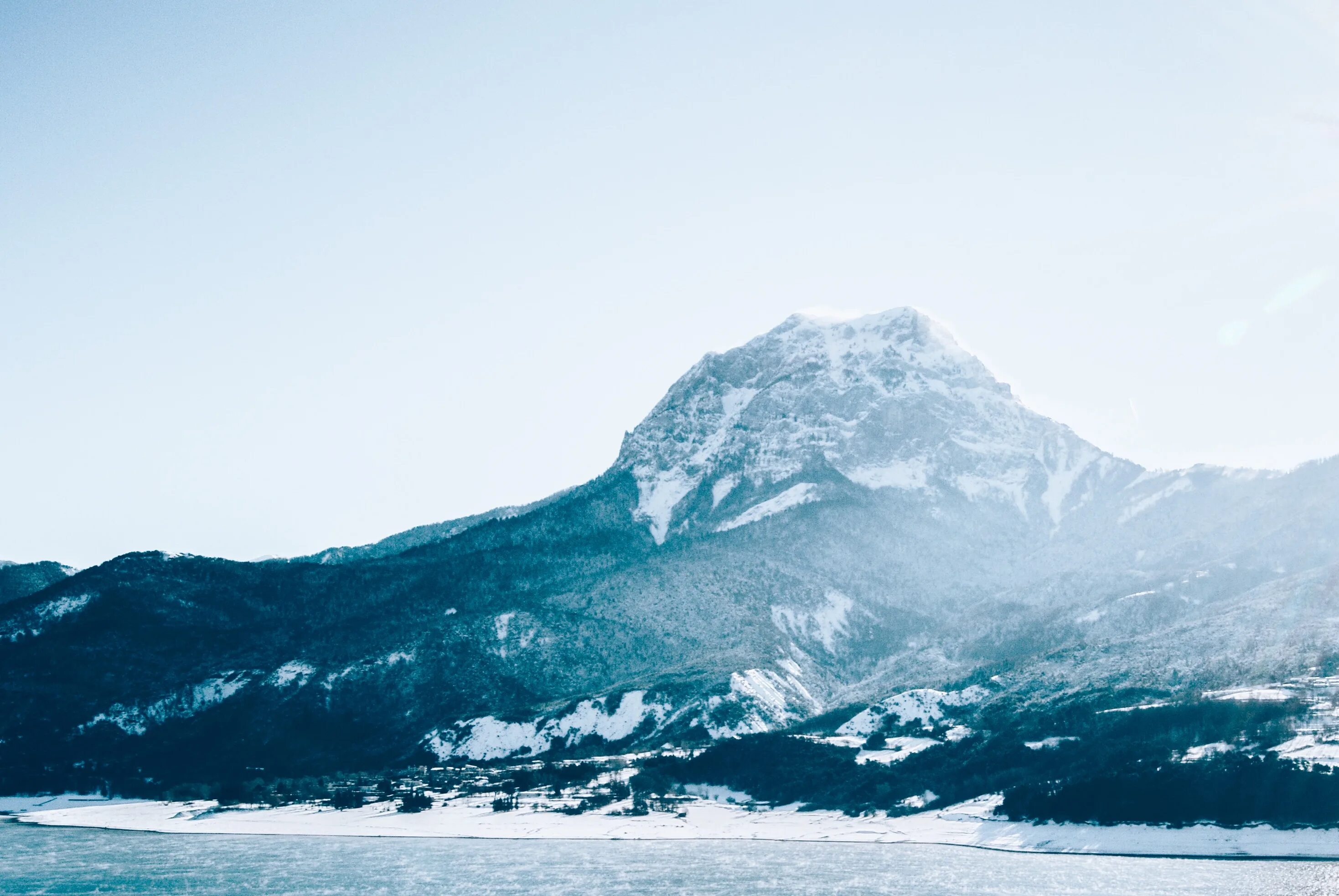 море скалы зима. море горы зима. горы море зима. красивые снежные горы. замерзшее озеро.