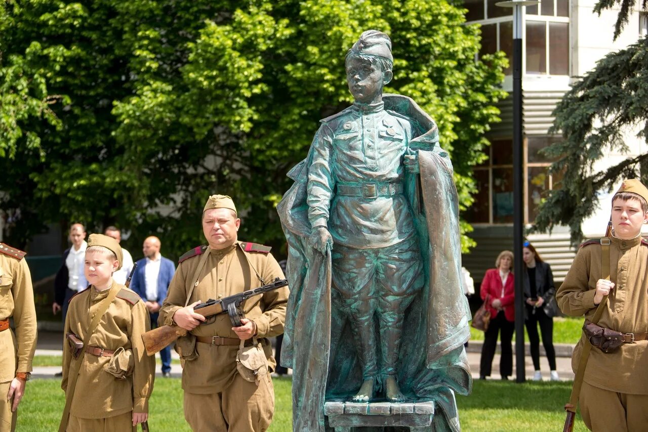 Памятник юные защитники Родины Курск. Памятник сынам полков Курск. Военно-исторический музей юные защитники Родины Курск. Музей юные защитники Родины Курск Асеева. Музей юные защитники родины