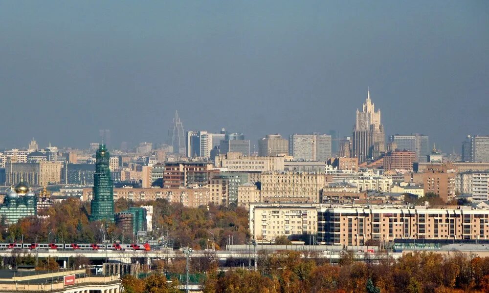 Ыху москва. Смотровая площадка МГУ Воробьевы горы. Смотровая площадка на Воробьевых горах вид на МГУ. Воробьевы горы смотровая площадка панорама. Москва Сити со смотровой площадки МГУ.