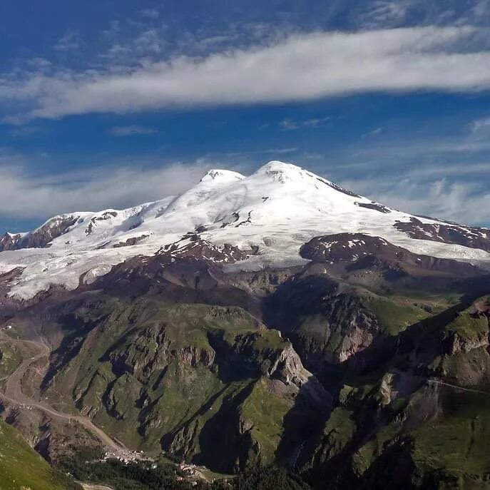 Подножие горы эльбрус. Гора Эльбрус. Дагестан Эльбрус. Эльбрус фото у подножия горы. Эльбрус трансфер.