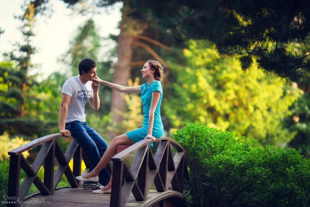 Двое 50. Лавстори в парке. Love story фотосессия в парке. Парочка в парке. Лав стори на улице летом.