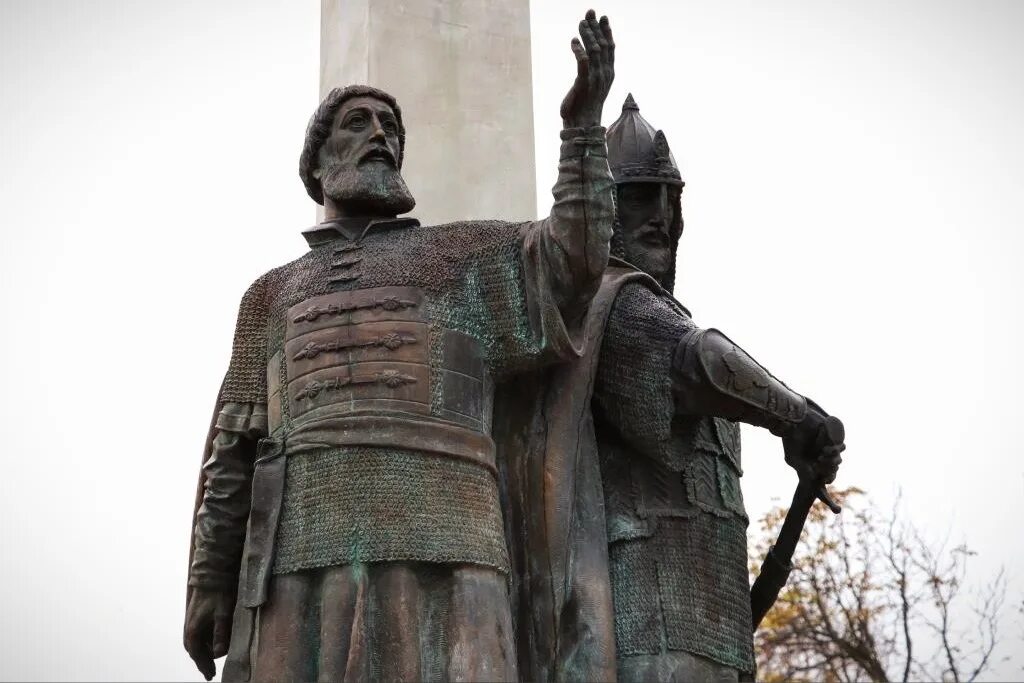 Память пожарского. Минин и Пожарский памятник в Ярославле. Пожарский и мини памятник Ярославль. Народное ополчение в Ярославле 1612. Памятник Минину в Ярославле.