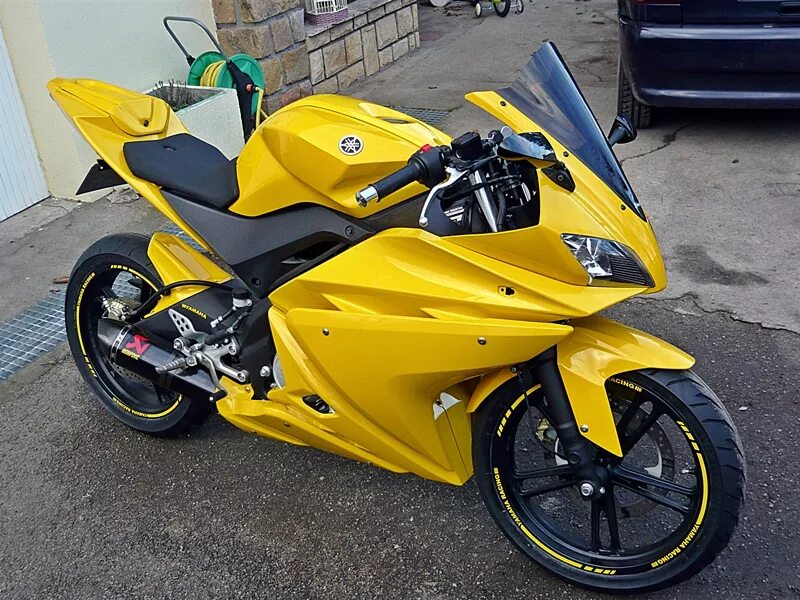 Мотоцикл желтый цвет. Ямаха р6 желтый. Yamaha yzf-r125. Kawasaki ninja 250r. Triumph daytona 650.
