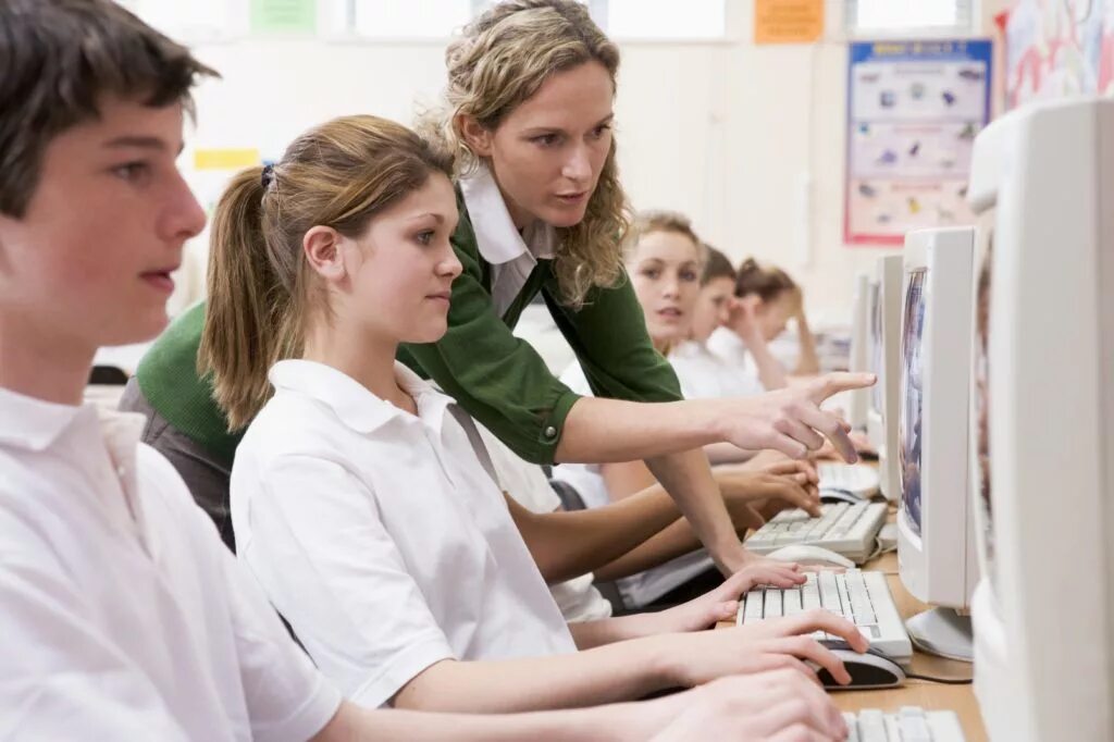 Учащиеся за компьютером. Компьютер для школьника. Компьютер в школе. Педагог и компьютер. Бесплатные курсы по информатике
