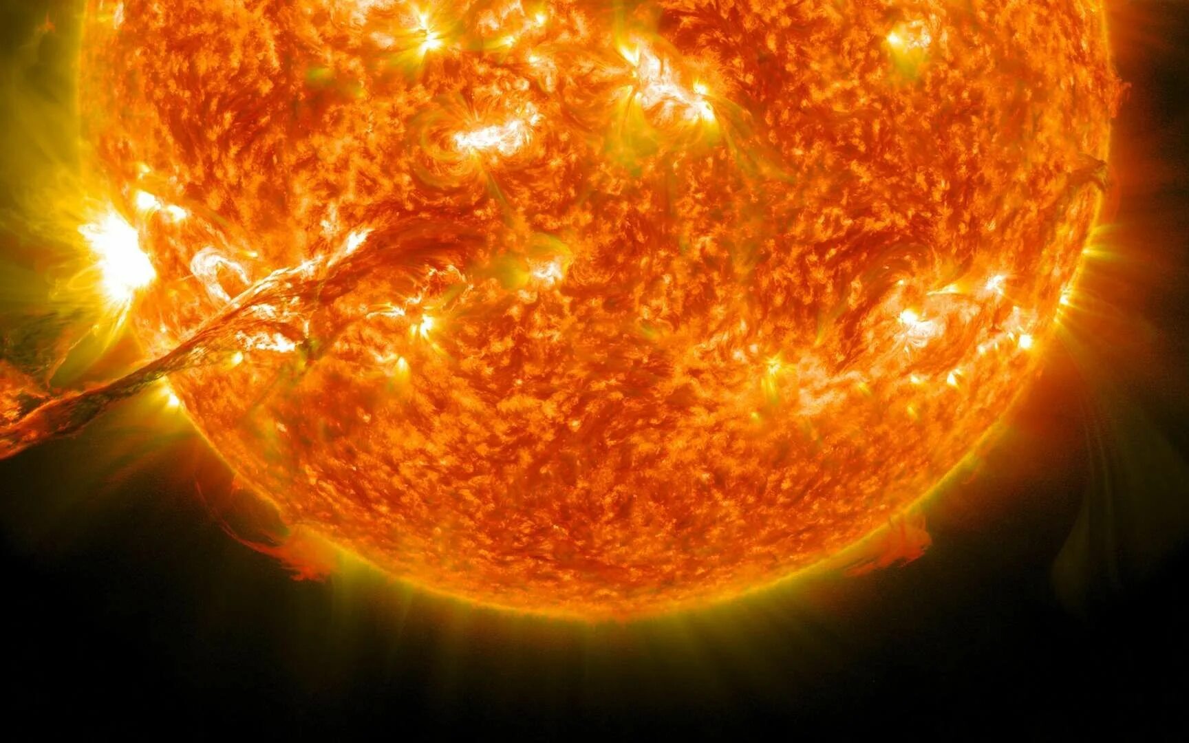 Sun is high. Паркер Солнечный зонд снимки солнца. Солнце в космосе. Солнце звезда. Солнце из космоса.