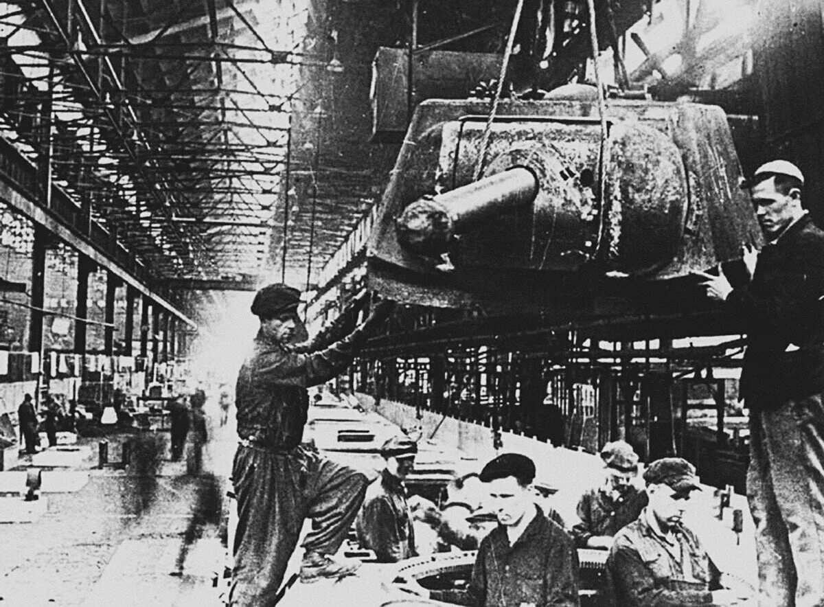 экономика во время второй мировой. военная промышленность. ). сша 2 мировая война завод. танковый завод кв 1941 год.