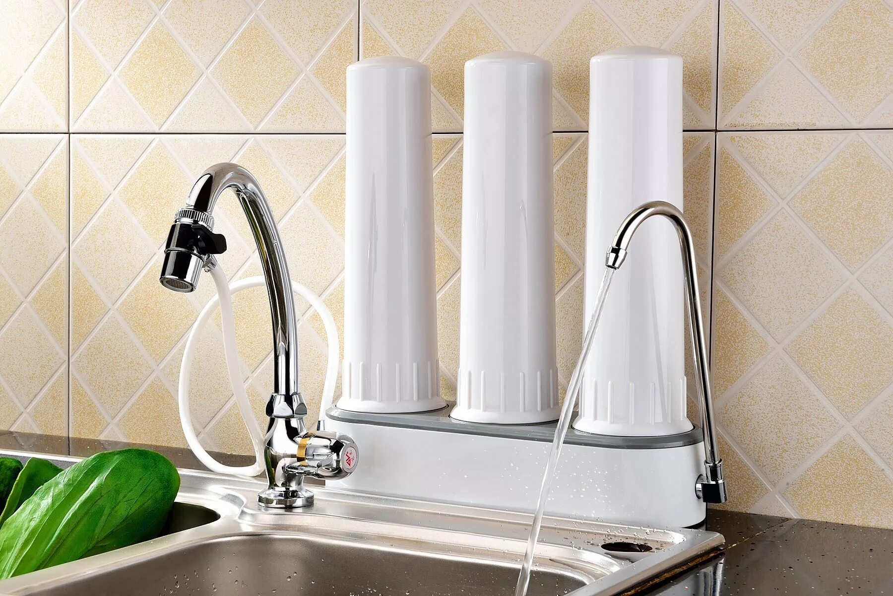Лучшие фильтры для воды на кухне. Фильтр для воды на кухню. Фищьтр жля волы намкухню. Фильтр для воды проточный на кухне. Очистители воды для кухни.