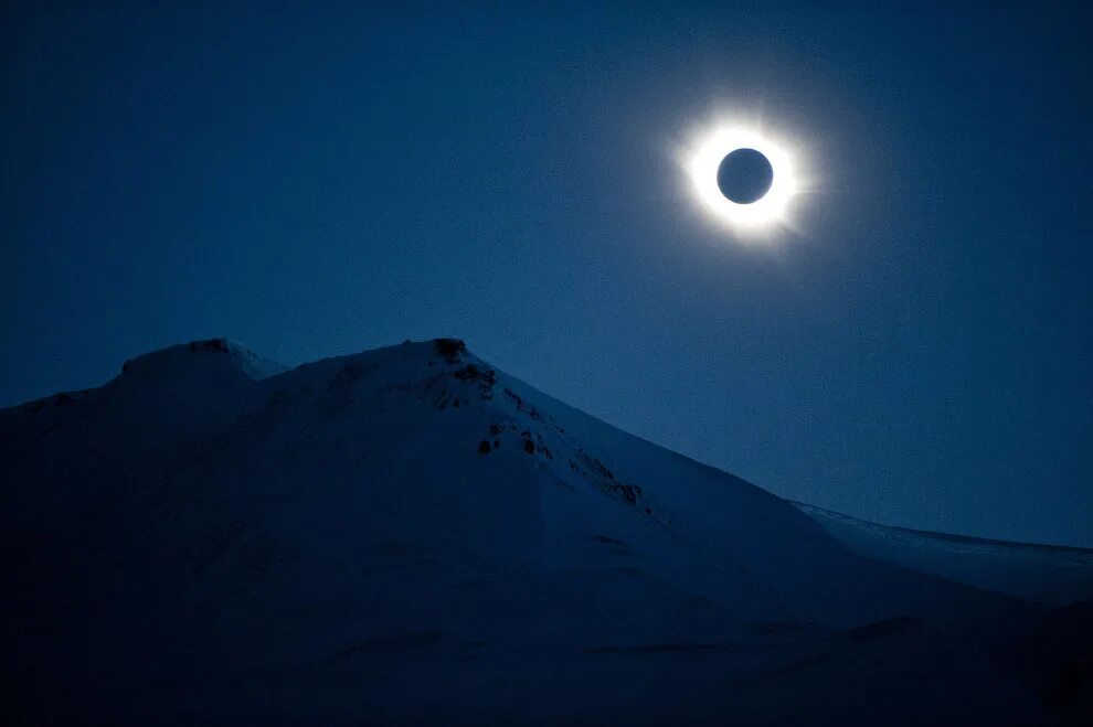 Когда последний раз было полное солнечное затмение. Solar Eclipse. Солнечное затмение затмение. Полное солнечниезатмение. Солнечное затмение в Антарктиде.