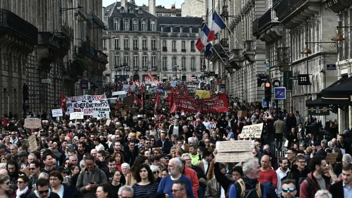 Французы миллион. Франция люди на улицах. Протесты во Франции. Забастовки во Франции. Париж люди.