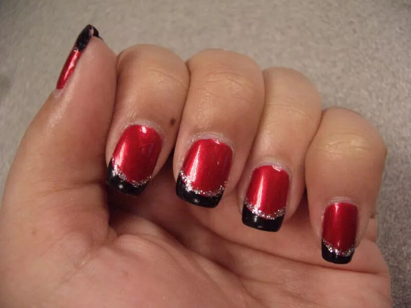 маникюр красный френч. маникюр черно красный блестящий. ногти красные с черным. маникюр черно красный блестящий. красный маникюр с блестками.
