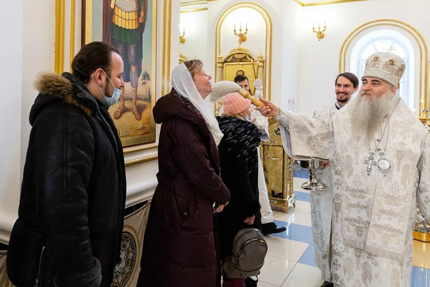 Повечерие чин. Чин освящения воды. Великое освящение воды на крещение. Арское Ульяновск освящение храма Богоявление. Освящение воды в церкви на праздник крещения Господня.