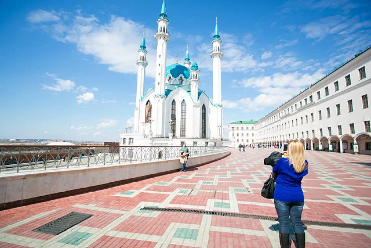 Казань моложе москвы. Кул Шариф туристы. Экскурсоводы Казанского Кремля. Туристы в Казани. Туристы в Татарстане.