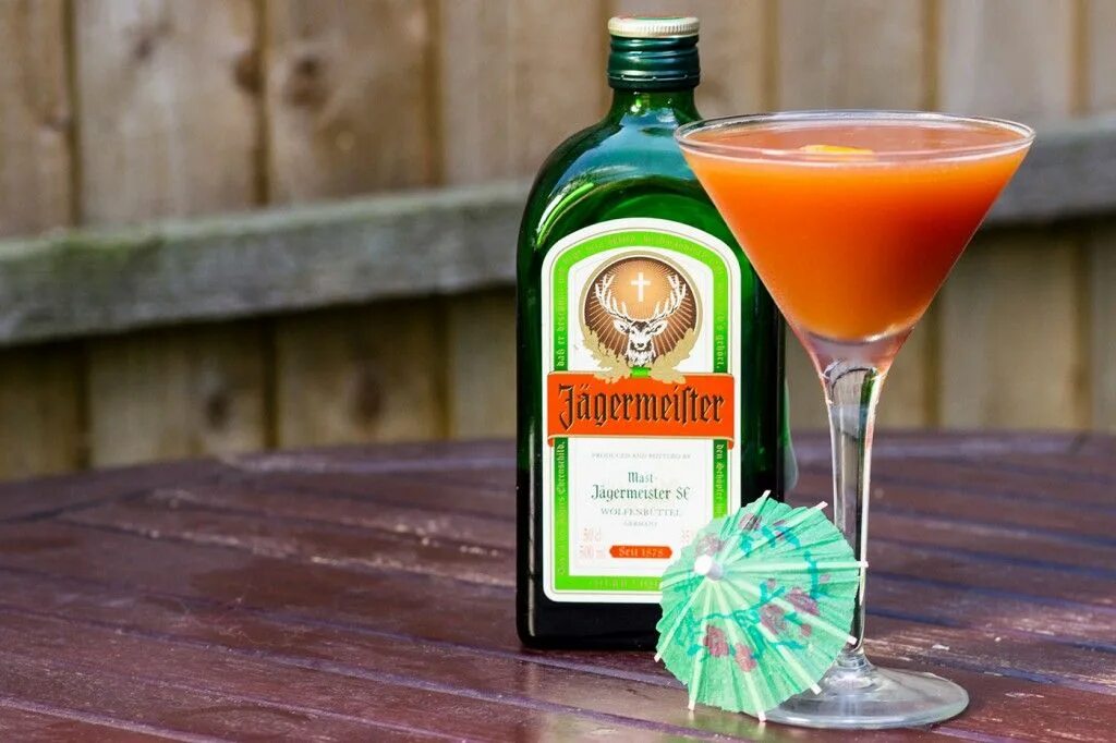 С чем пьют травяной ликер. Ликер jagermeister.егермейстер. биттер ягер егермейстер. биттнер егермейстер. ликер 35 градусов егермейстер.