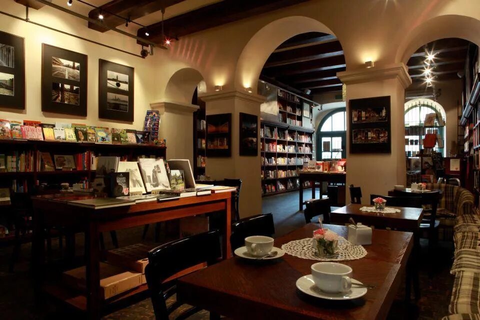 Книжное кафе. Кофейня библиотека. Кафе с книгами. Дизайн книжного кафе.