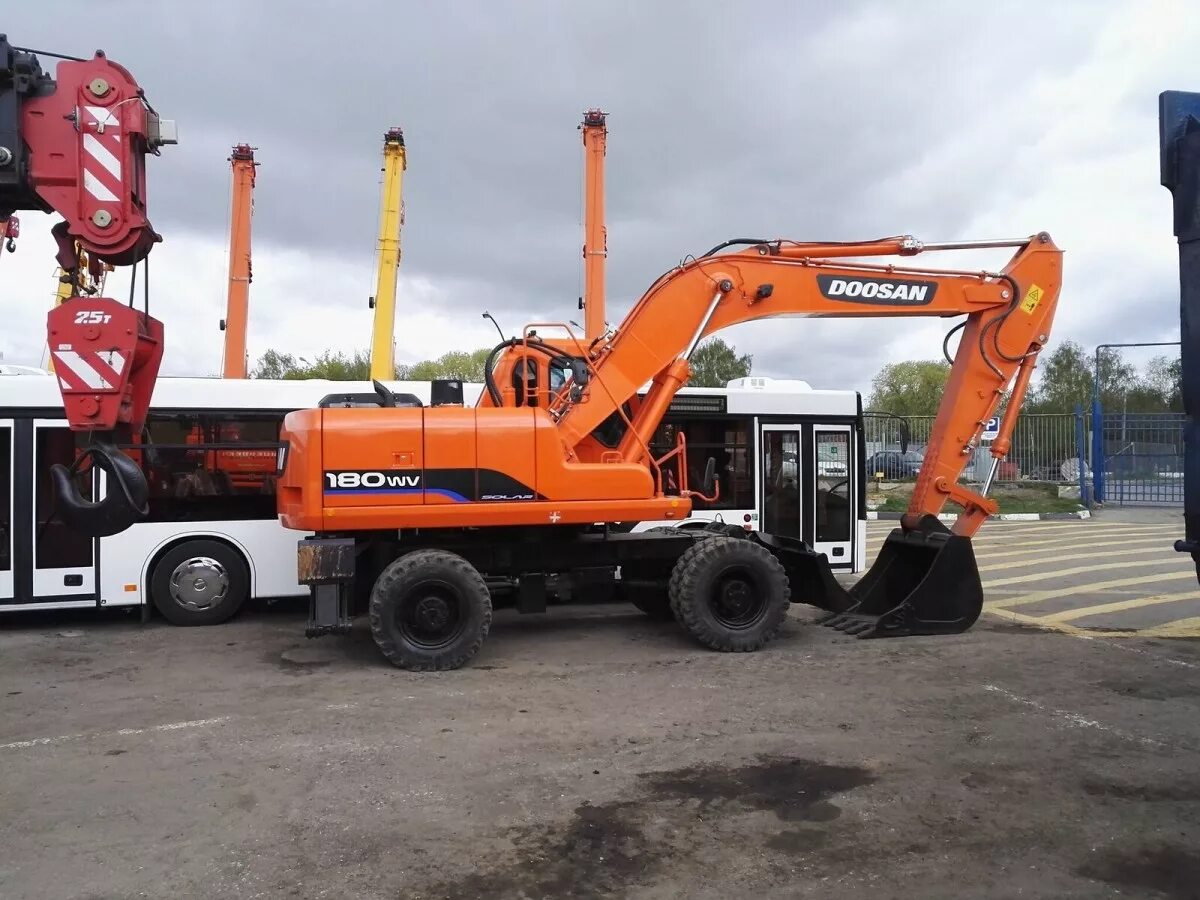 Колесный экскаватор Doosan s180w. Экскаватор колесный Doosan s180w-v. Колесный экскаватор Doosan dx190wa. Полноповоротный экскаватор колесный Дусан 180. Досан экскаватор