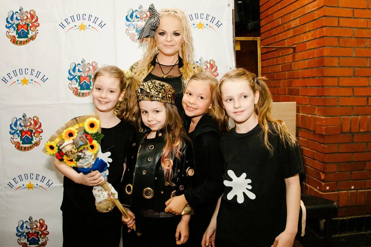 долина дети фото. лариса долина и ангелина миончинская. внучка ларисы долиной. лариса долина в детстве. спицын муж ларисы долиной внучка.