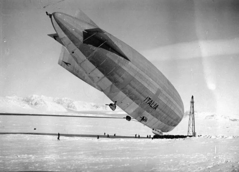 Дирижабль нобиле "италия" 1928. Экспедиция нобиле. Экспедиция нобиле. Крушение дирижабля италия в 1928 году. Экспедиция нобиле на северный полюс.