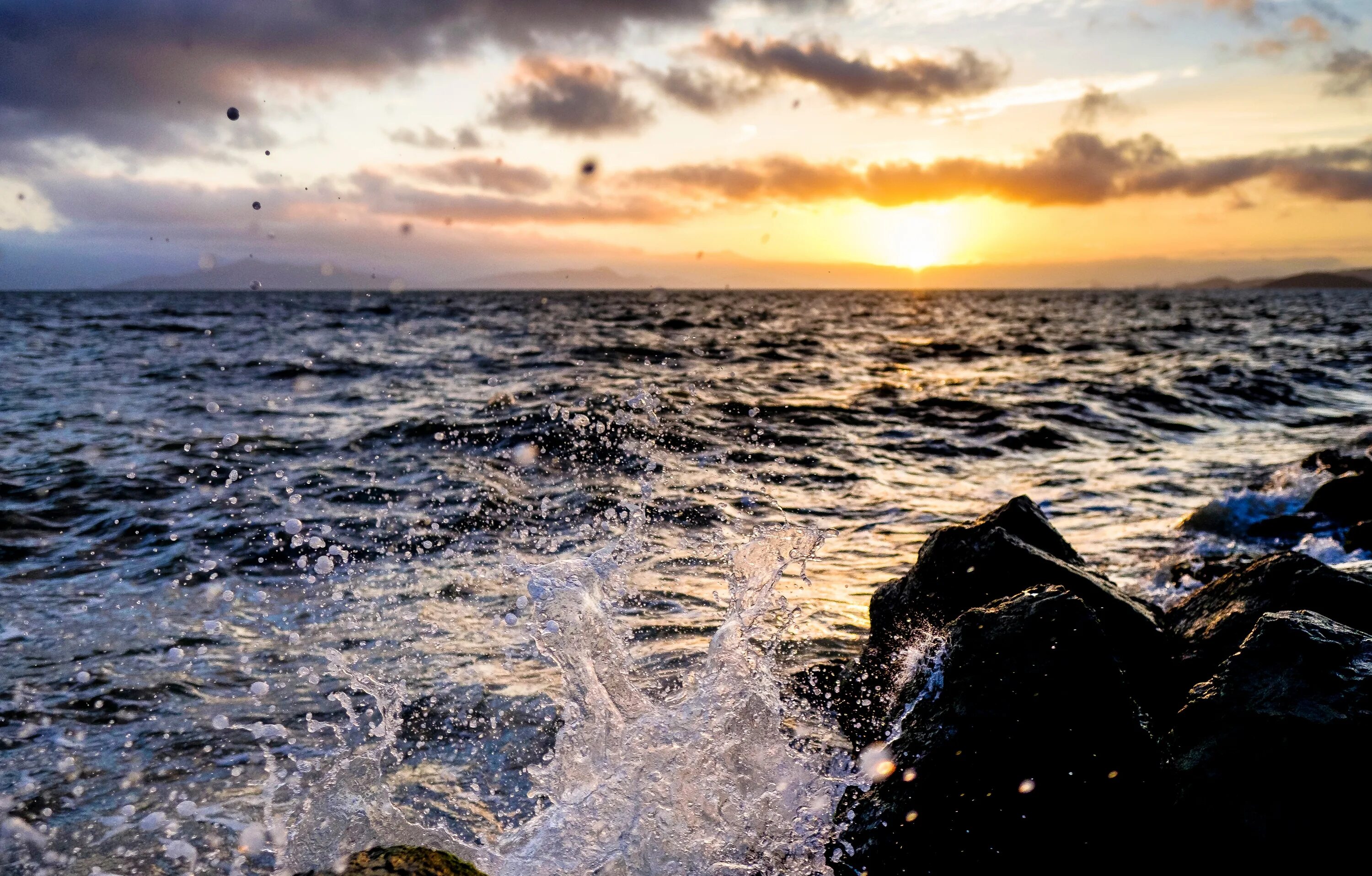 День на берегу океана. Моря и океаны. Пасмурное море. Живое море. Вода берег.