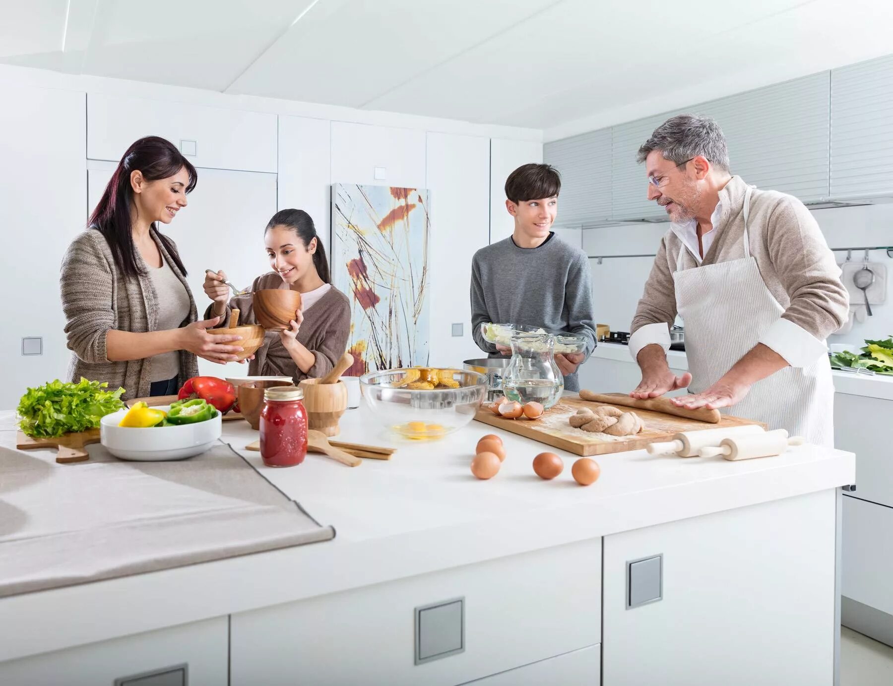 Prepare s. Кухня для большой семьи. Современный быт. Семья на кухне. Люди на кухне.