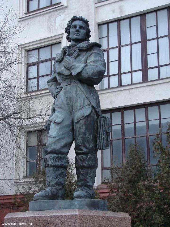 Памятник валентине гризодубовой. Памятник валентине гризодубовой. Памятник гризодубовой на кутузовском проспекте. Памятник валентине гризодубовой. Гризодубова памятник на кутузовском.