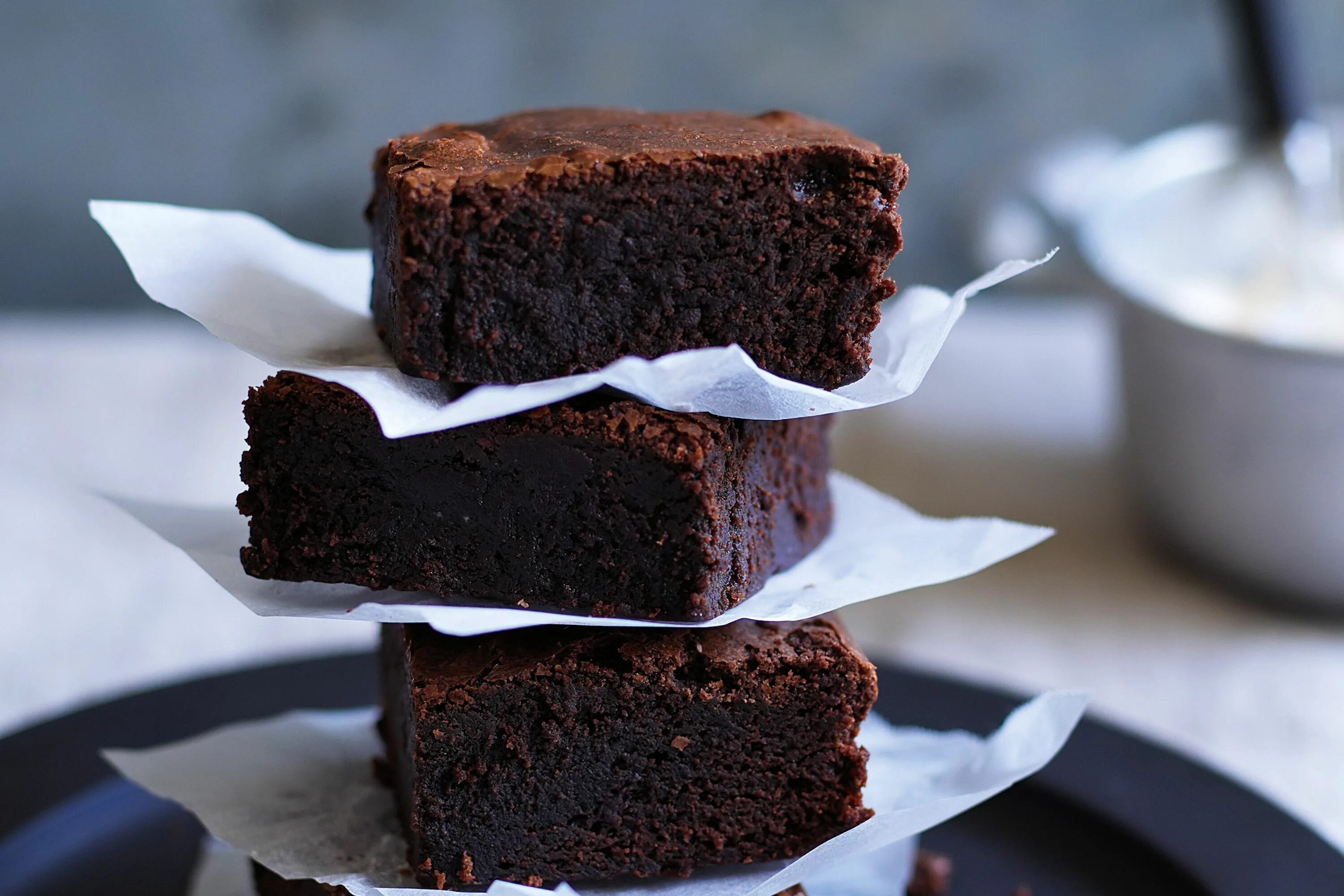 Вкус брауни. Шоколадное пирожное Брауни. Пирожные Брауни с темным шоколадом. Брауни 3 шоколада ТТК. Простые шоколадные пирожные.