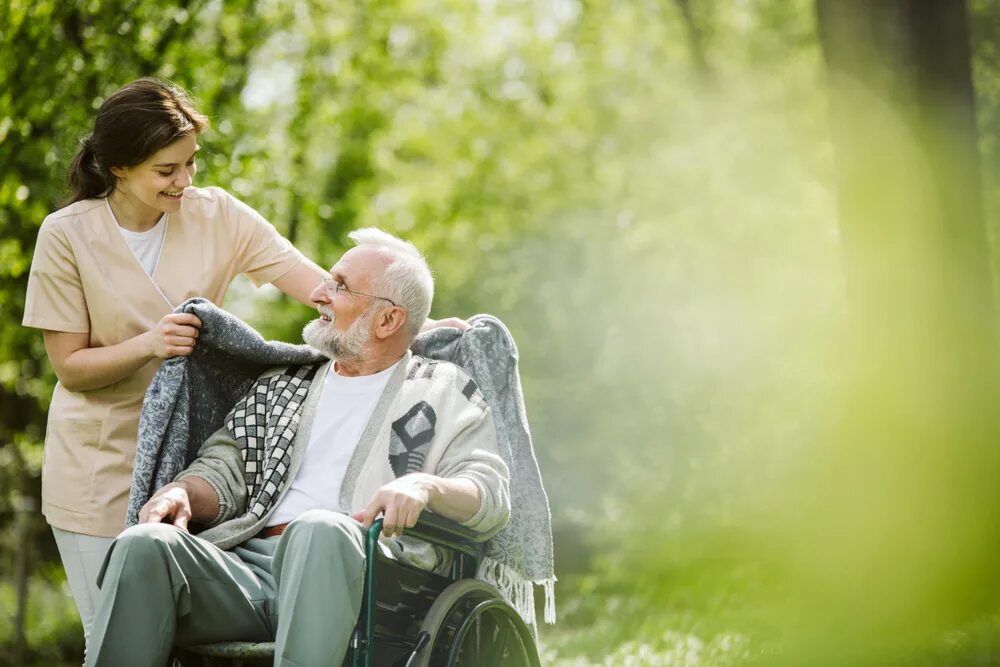 Living old age. Старость. Ухаживание за пожилыми людьми. Забота о престарелых. Картинки сиделка для пожилого человека.