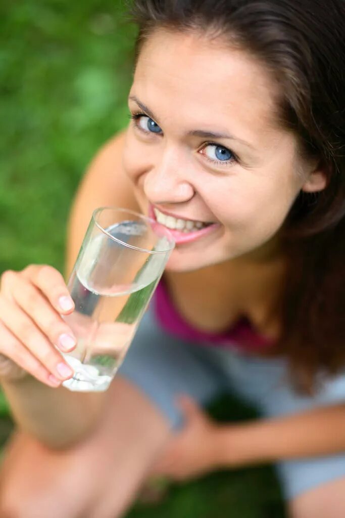 Пить. Пить воду. Питье воды. Человек пьет. Пить чистую воду.