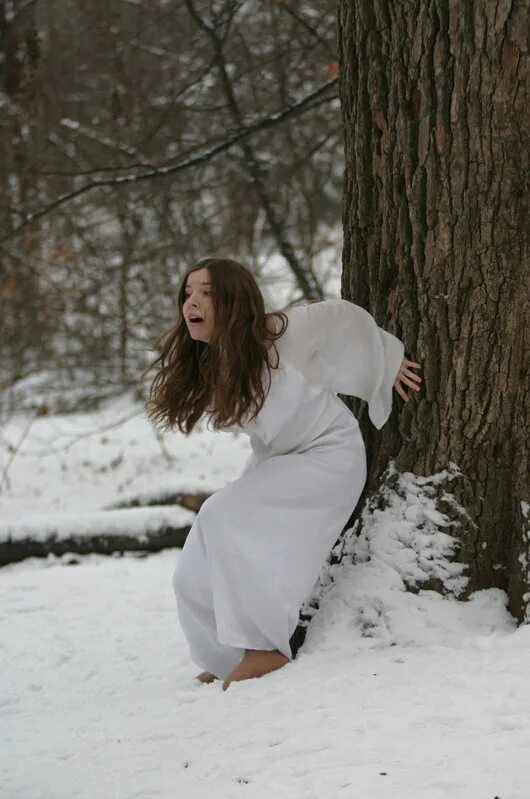 Я бегу по снегу босиком. Босая на снегу. Босоногая в зимнем лесу. Босиком зима. Девушка босиком на снегу.