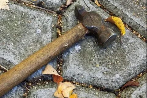 По металлической трубе ударили молотком