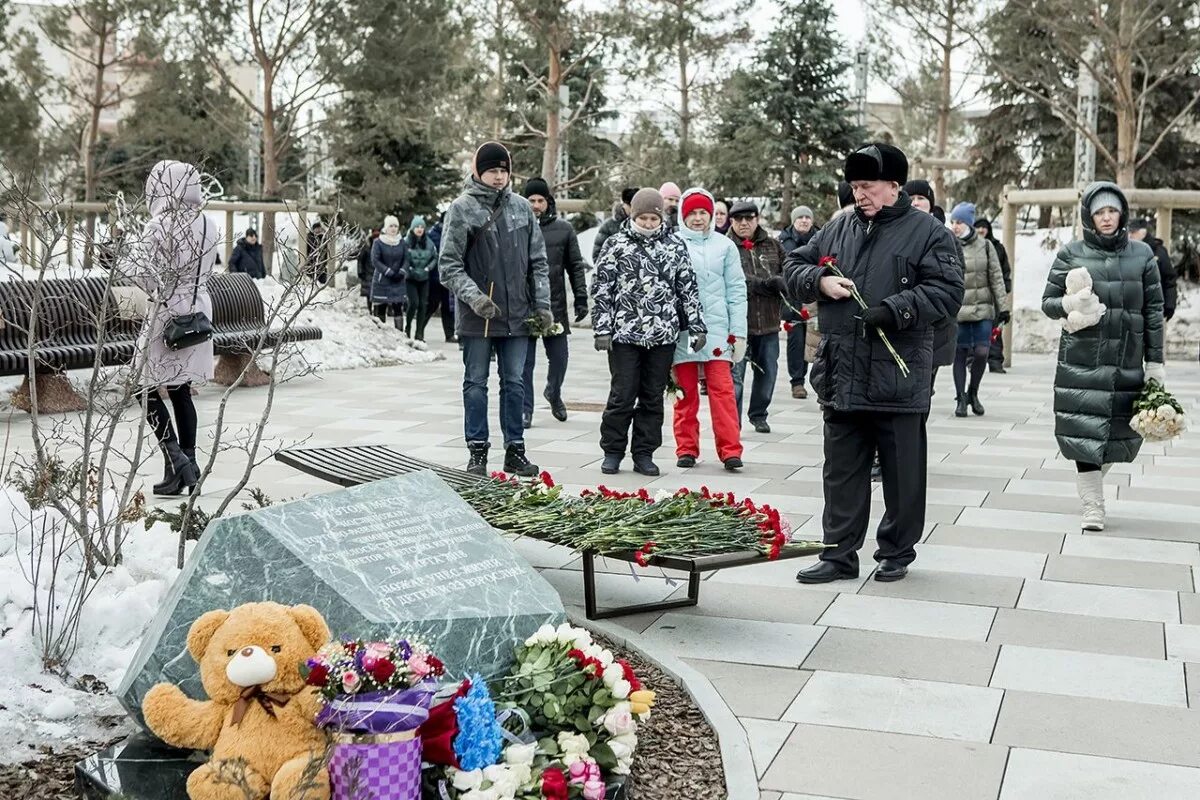 Зимняя вишня что сейчас на этом месте. Трагедия в зимней вишне Кемерово. Зимняя вишня Кемерово могилы. Зимняя вишня Кемерово 2018. Кемерово трагедия 2018 зимняя вишня.