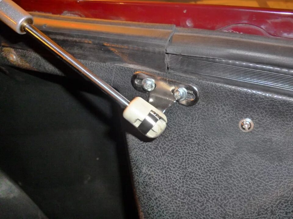 Крепление газовых упоров багажника 21099. Газовый упор багажника ВАЗ 21099. Газовые упоры на ВАЗ 2115 для багажника с креплением. Кронштейн под газовый упор багажника ВАЗ 2111.