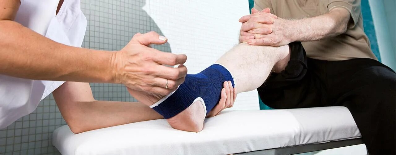 Повреждение голеностопного сустава. Врач лечащий суставы ног