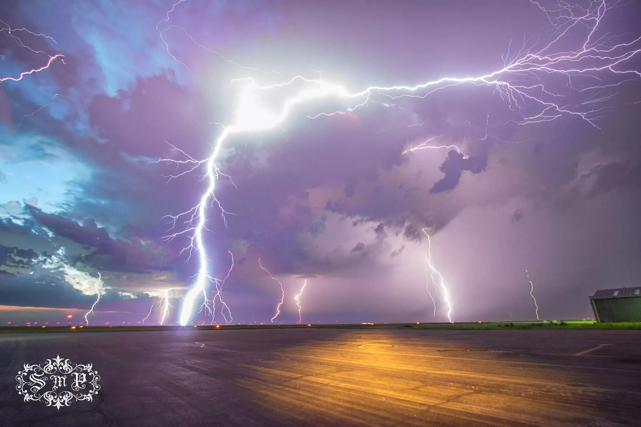 The lightning last night. Кататумбо в Венесуэле. Молнии Кататумбо. Электрическое Торнадо. Электрический смерч.