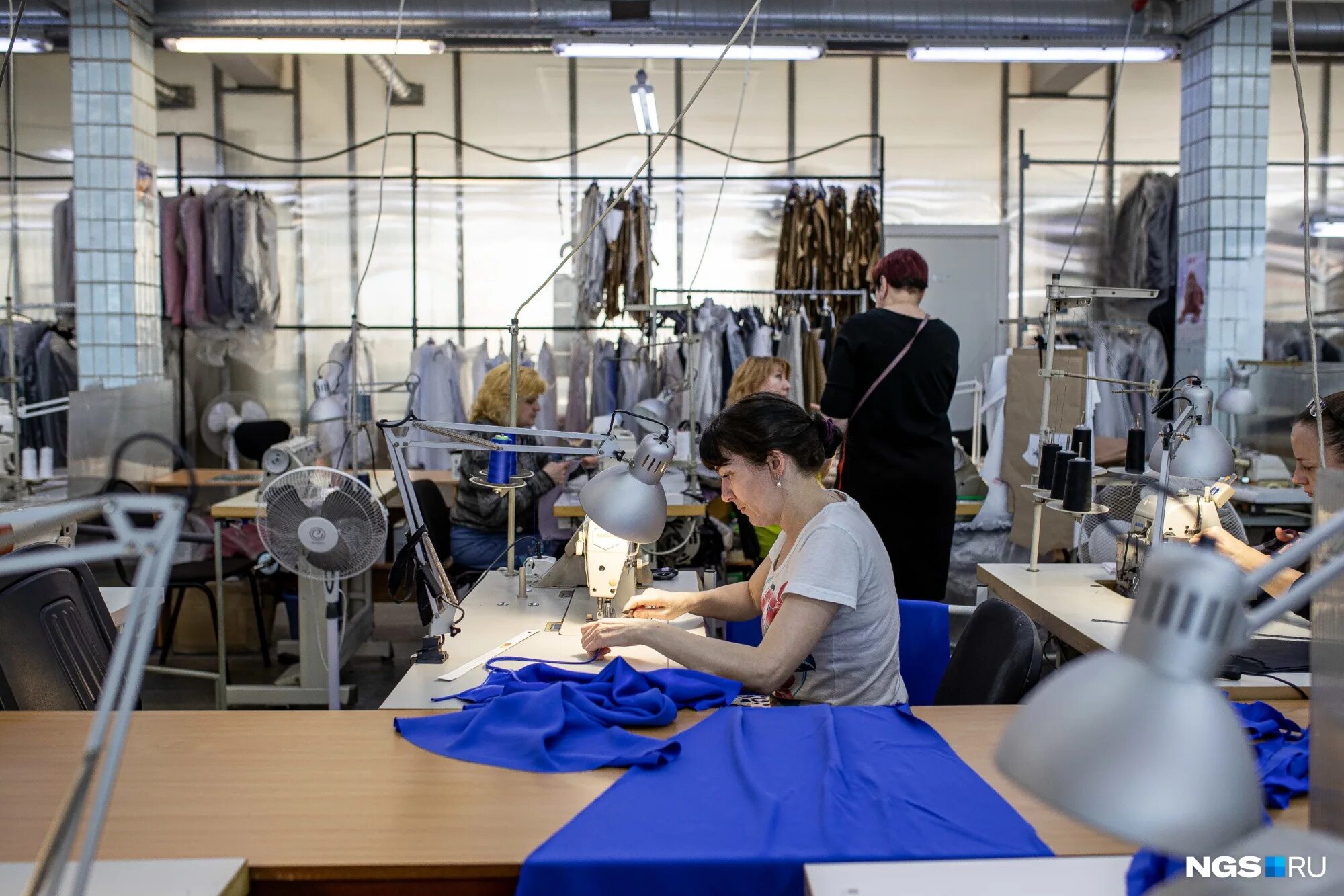 Новосибирские фабрики сайт. Швейная фабрика. Швейная фабрика Новосибирск. Фабрики Новосибирска. Женщины шьют одежду на фабрике.