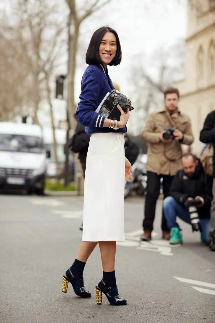 Dr martens с юбкой. Образ носки с ботинками. Доктор мартинс с платьем. Туфли с носочками. Хлое севиньи стрит луки.