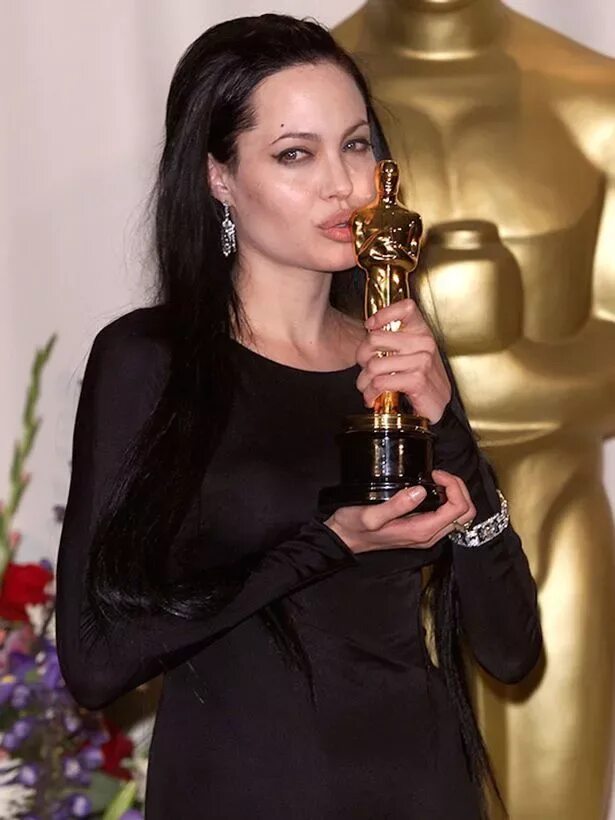 Анджелина джоли оскар. Анджелина Джоли 2000. Джоли Оскар 2000. Анджелина Джоли награды.