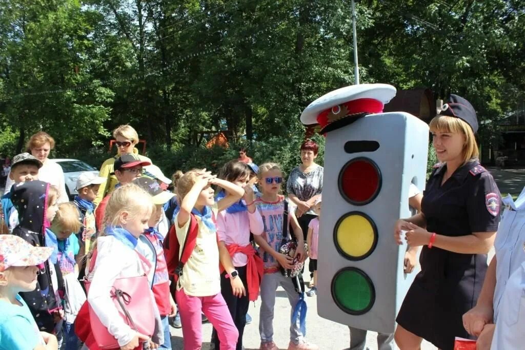 Мероприятие красный желтый зеленый. Мероприятие красный желтый зеленый. Красный жёлтый зелёный игровая программа. Красный жёлтый зелёный игровая программа. Костюм светофора взрослый.