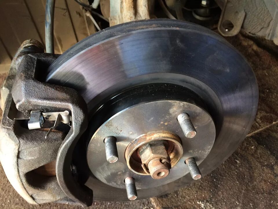 Ниссан тиида 2012 колодки ручника. Тормоза ниссан тиида. Колодки стояночного тормоза ниссан тиида. Тормозная система ниссан тиида. Тормозной суппорт ниссан тиида.