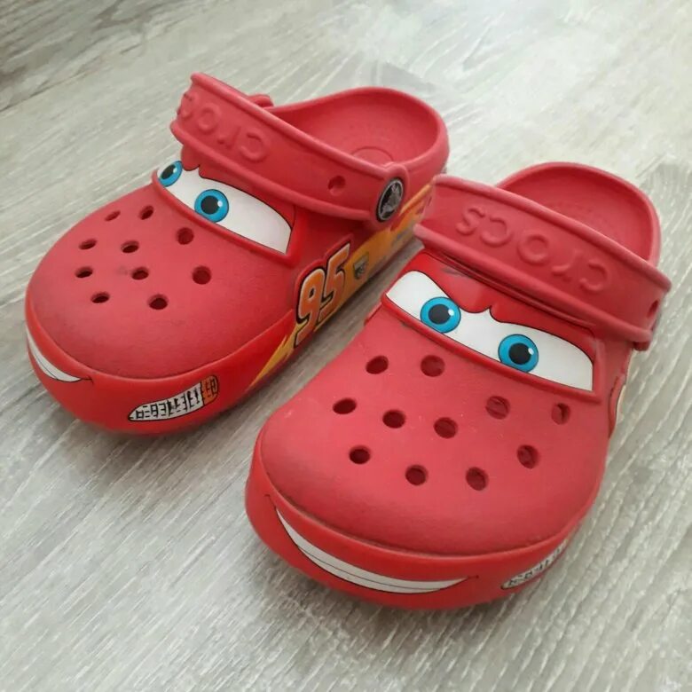 Маквин обувь. Сабо Crocs Тачки. Кроксы Тачки 2. Кроксы молния Маквин. Тапочки cars&Crocs.