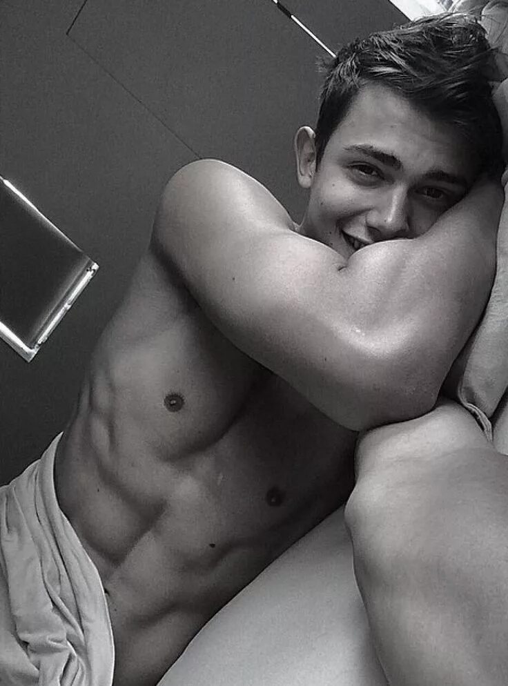 Фото парня 18 домашние. Селфи парня в кровати. селви парней на кровати. мужчина в постели селфи. интимная фотосессия мужчин.