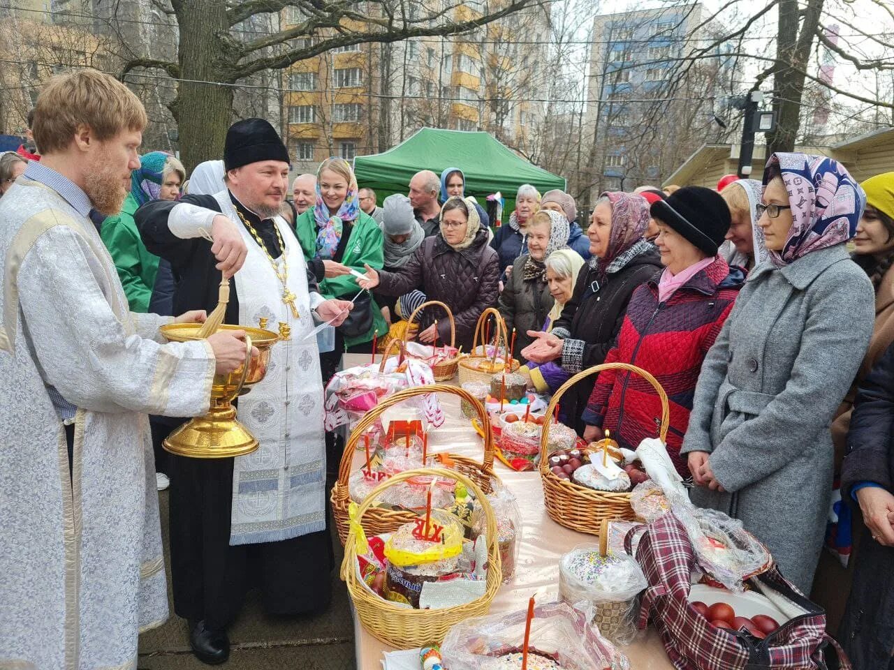 Когда освящают куличи на пасху. Женский монастырь освящение куличей Ессентуки. Светят куличи. Освящение куличей и яиц на Пасху. Пасха храм.