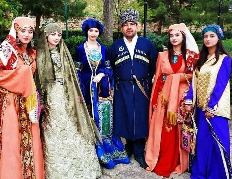 Какой праздник характерен для дагестанцев. Национальный костюм дагестана. национальный костюм дагестанцев. дагестанский народный костюм. костюм дагестанца.
